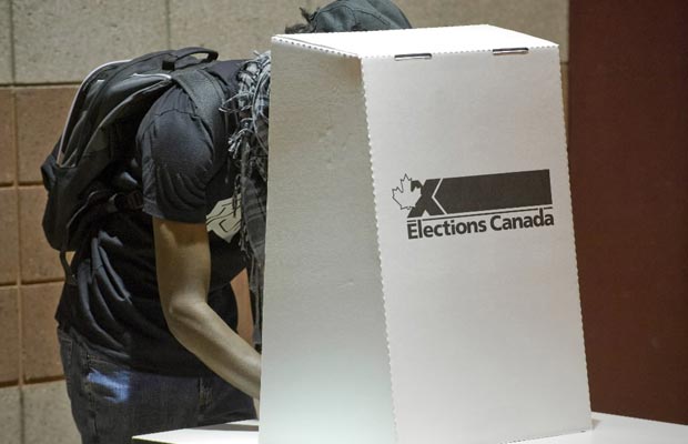 Photo d'une personne votant aux élections