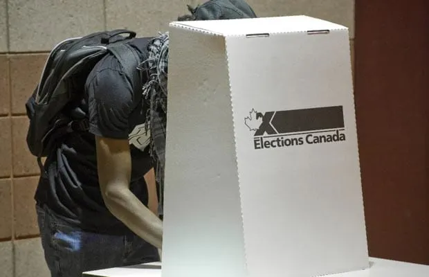 Photo d’une personne votant aux élections