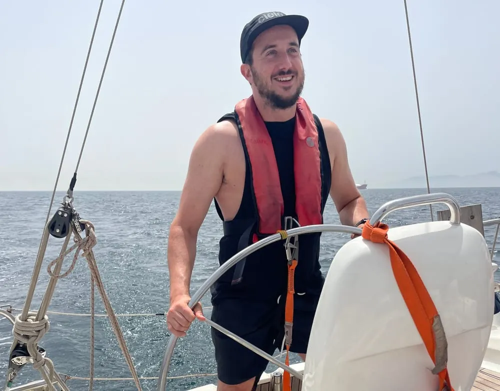 Jean-Philippe Monette dans un voilier au large de Gibraltar