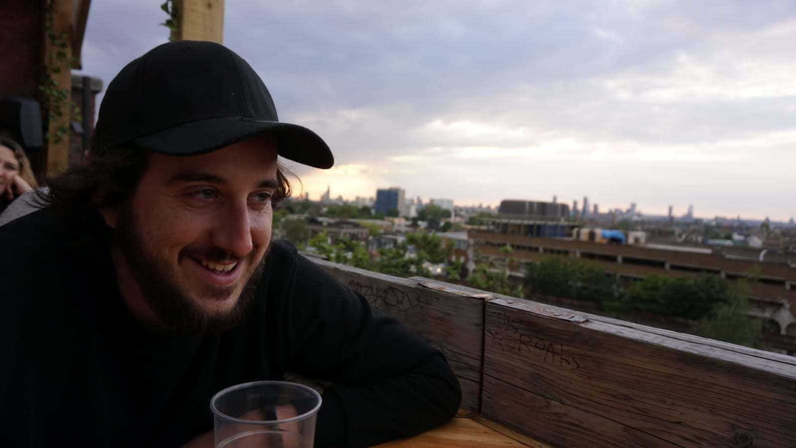 Jean-Philippe Monette dans un rooftop bar à Peckham